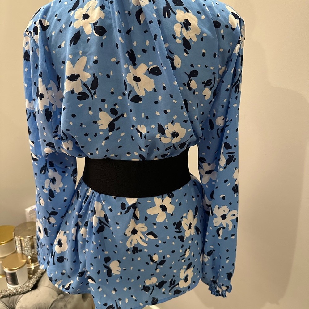 Beautiful and stylish blouse. Size large,